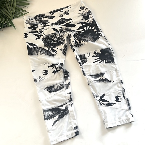 Lululemon women’s black and white floral cropped mesh yoga pants size 6 - Picture 4 of 11